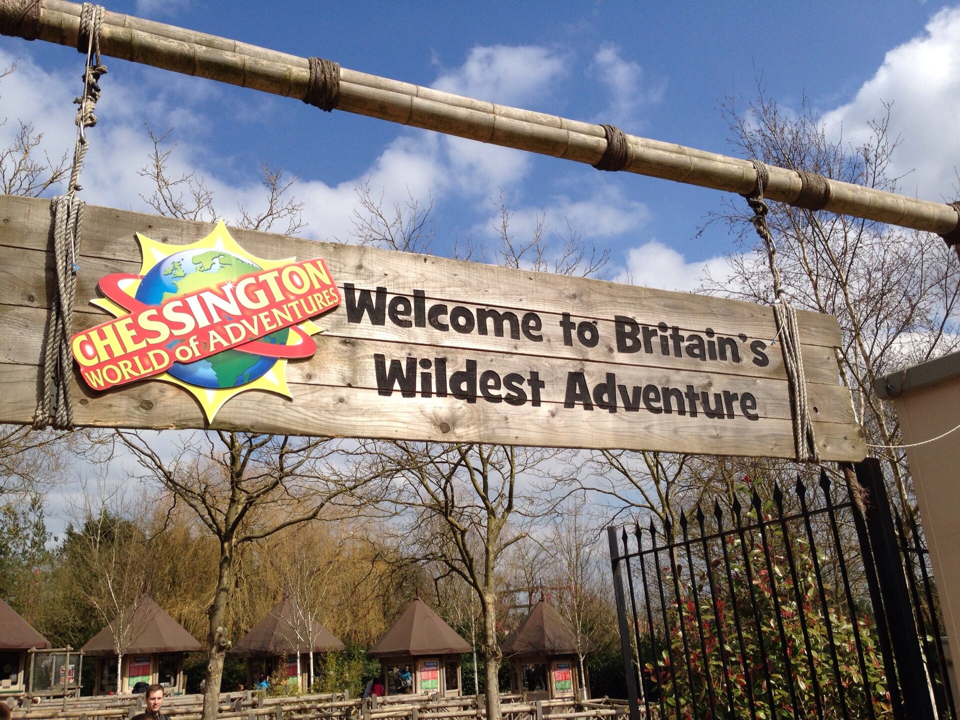 Chessington World of Adventures_entrance sign and logo