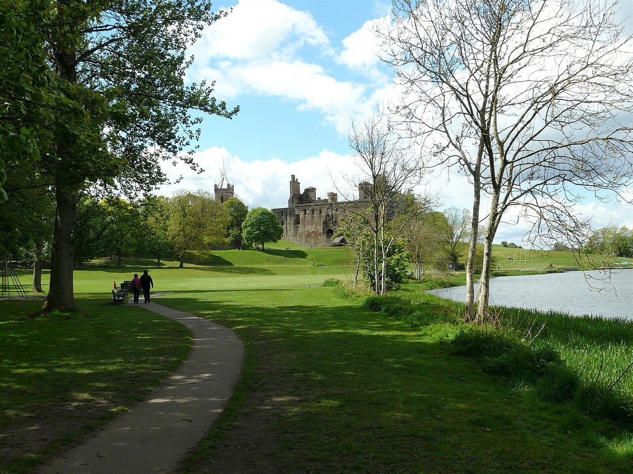 Linlithgow Palace beside Linlithgow Loch