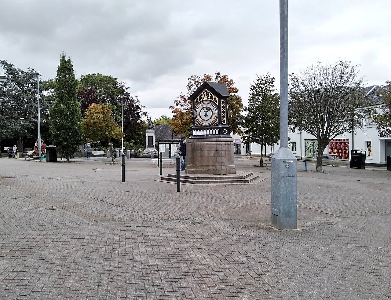 Pedestrian streets and buildings in Milngavie town centre