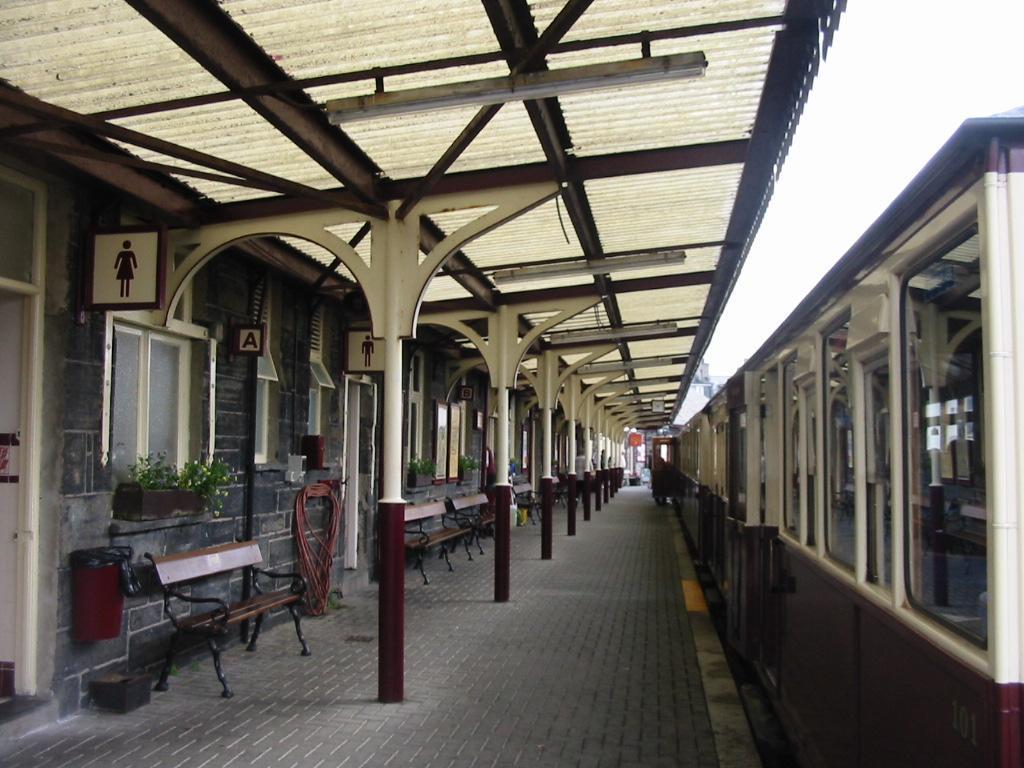 Porthmadog Harbour railway station and its platforms