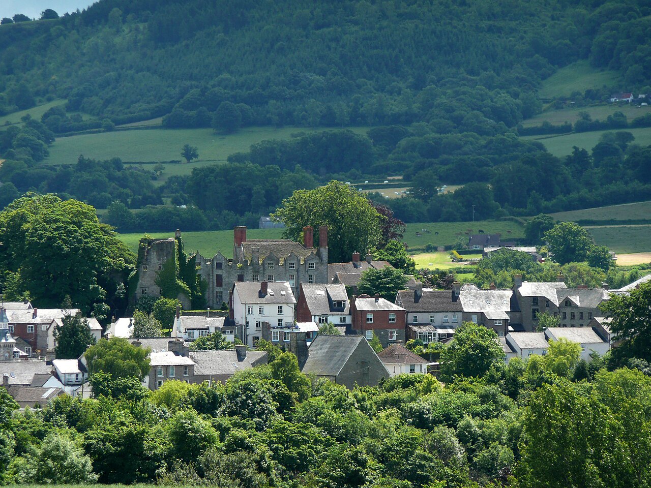 The town of Hay-on-Wye from the north