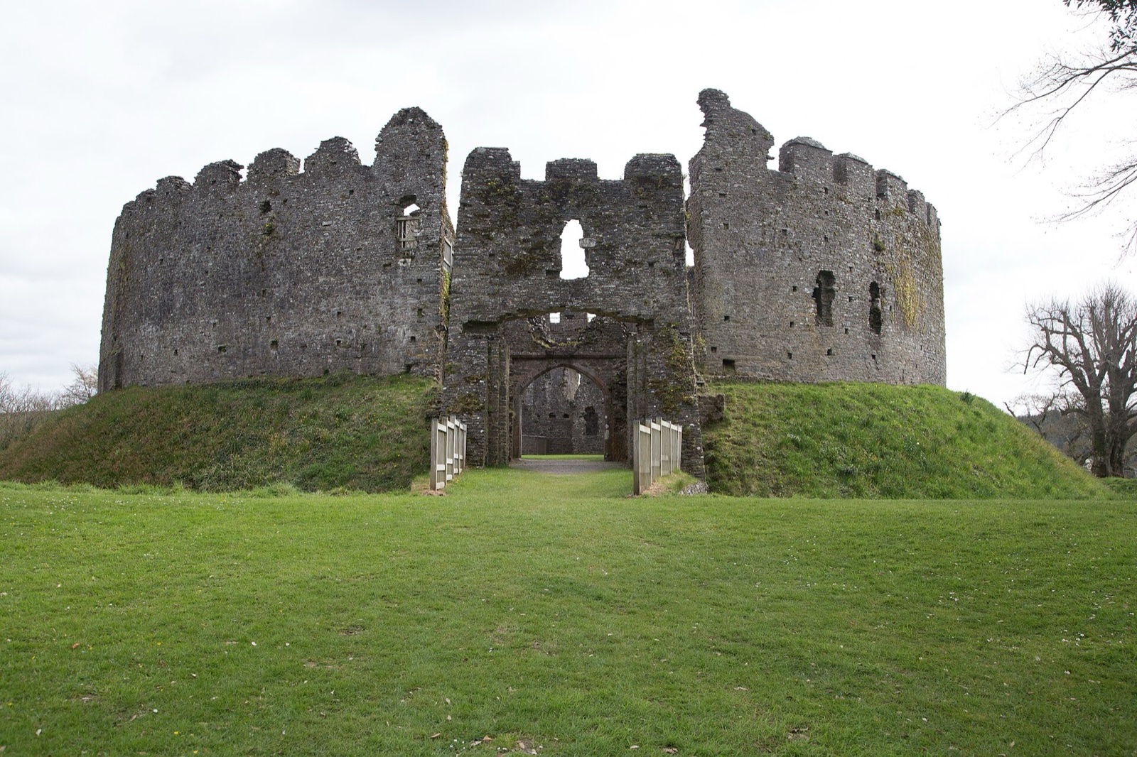 Gatehouse and circular outer wall of Restormel Castle