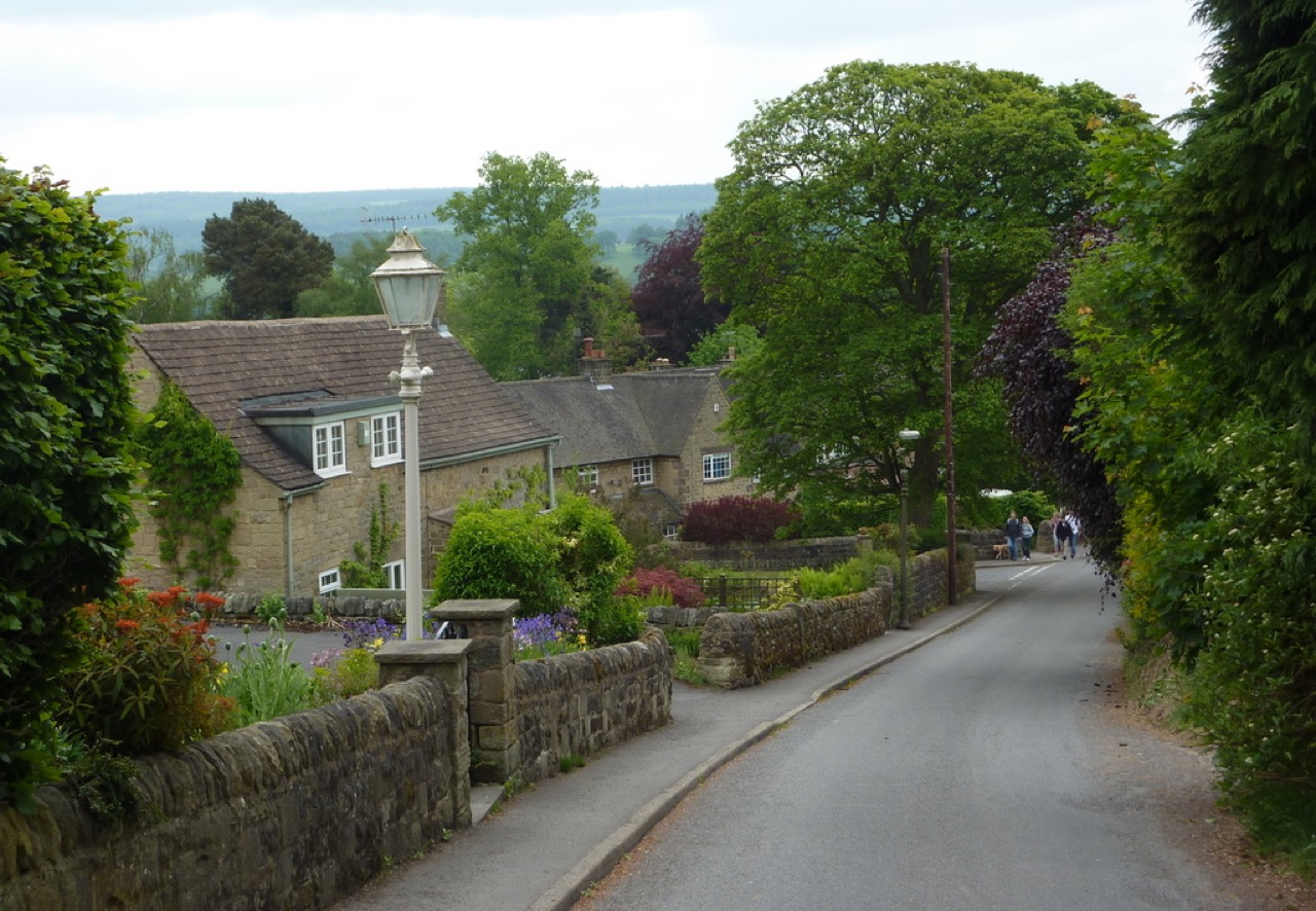 Bar Road descending into Baslow