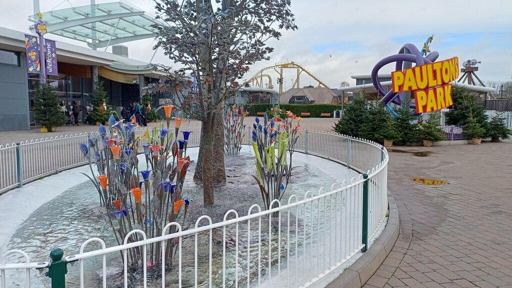 Paultons Park, entrance plaza 