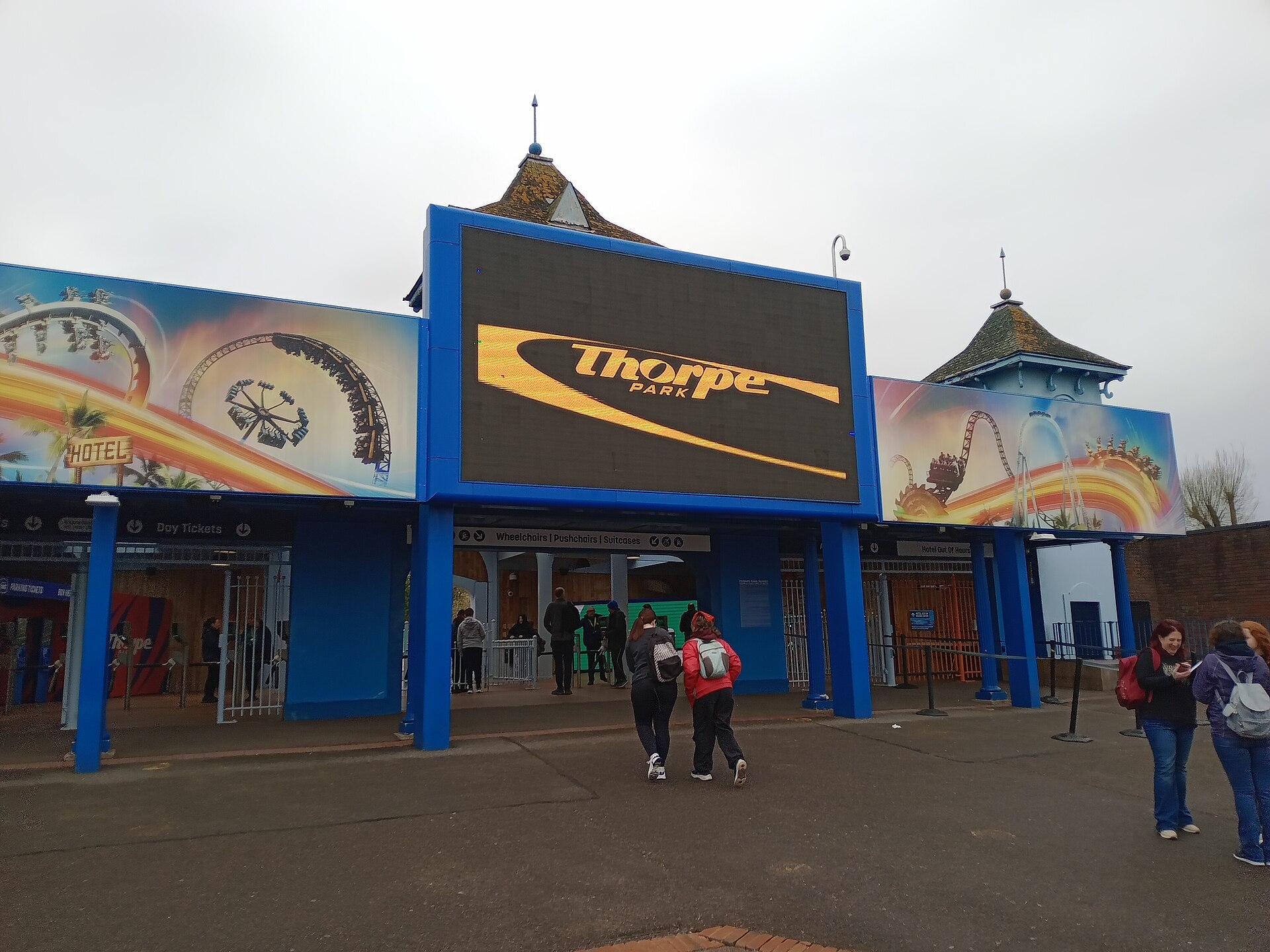 The entrance to Thorpe Park
