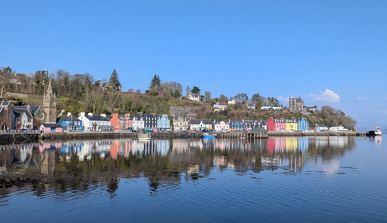 Colourful buildings along Tobermory waterfront